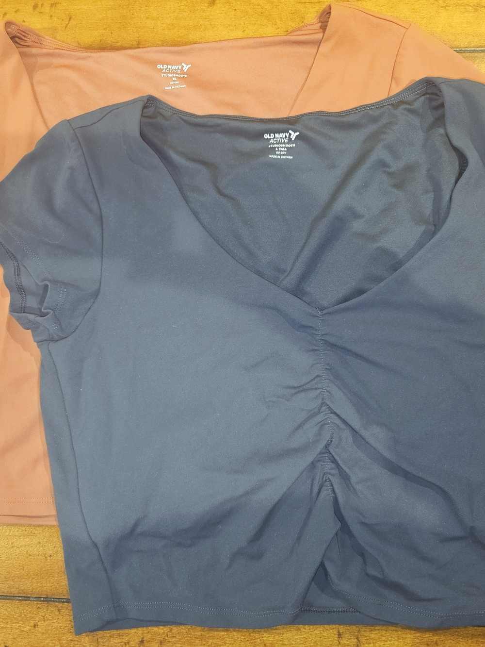 Old Navy Active Short Sleeve Ruched V-Neck Crop Top - Navy & Rust